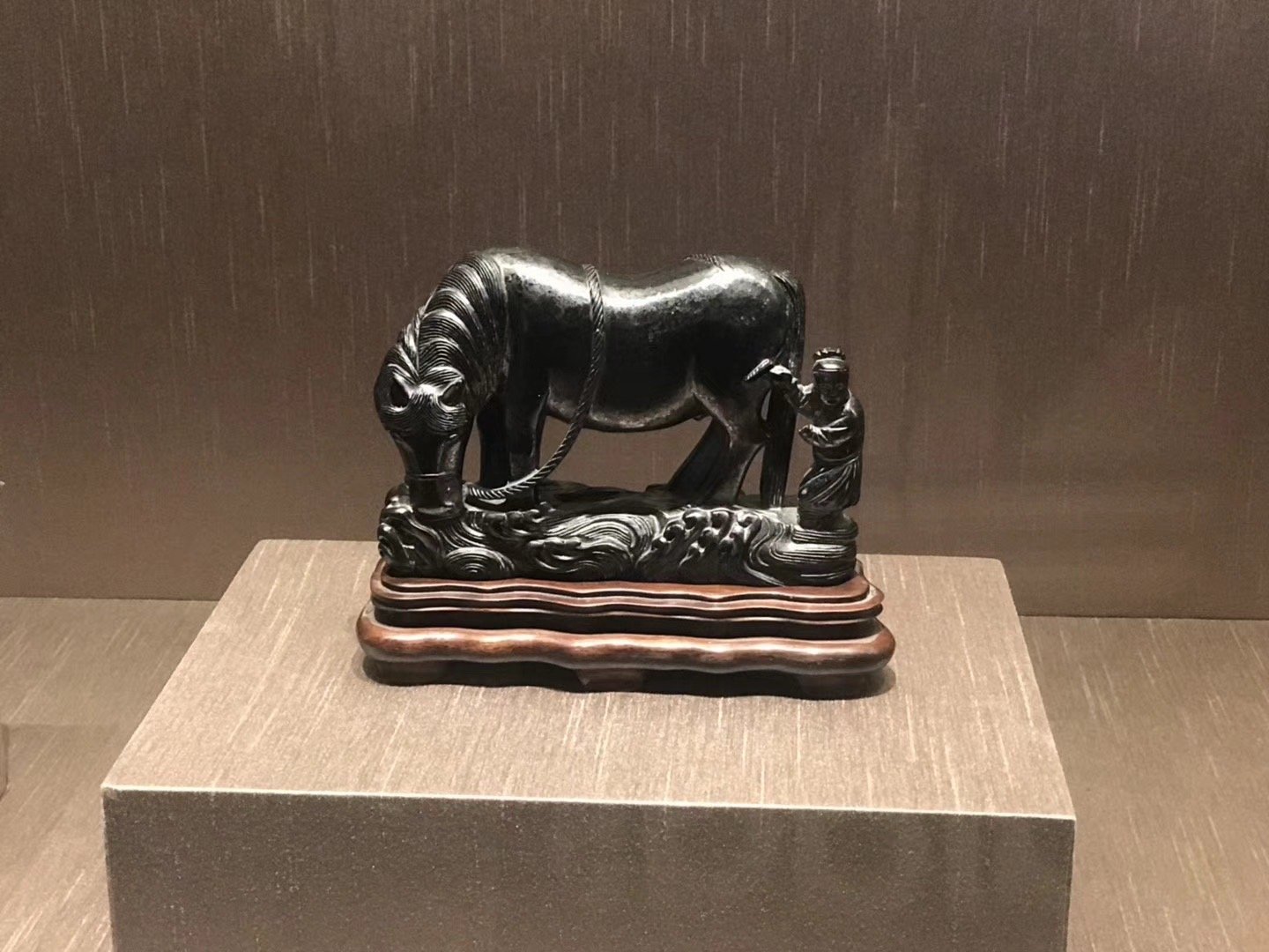 博物馆  踏入苏州博物馆，仿若踏入一幅徐徐铺展的江南水墨画。“君到姑苏见，人家尽