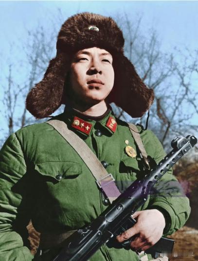 1960年，辽宁。摄影师张峻为雷锋拍的持枪半身标准肖像，这张照片无比经典。

张
