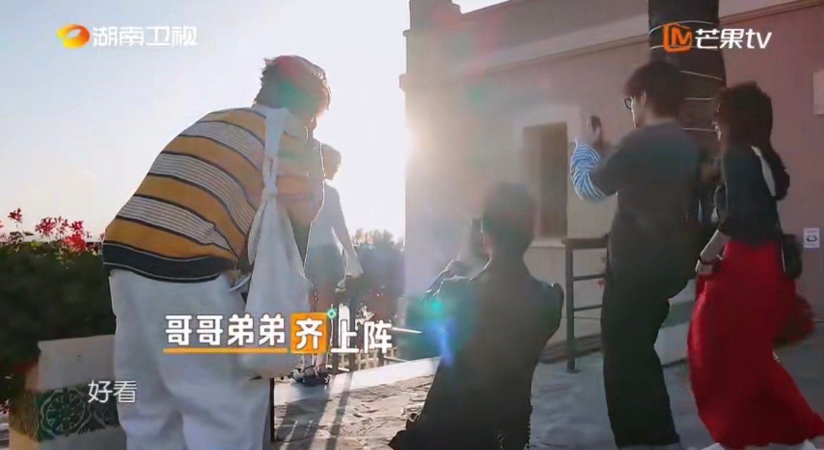 沈月[超话]沈月海边氛围感大片中餐厅合伙人镜头下的沈月，和海边的光影完美融合，每