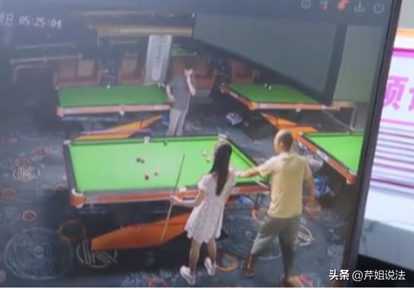 重庆，一男子去打台球，想要多一些乐趣，就找了一位美女助教。跟女子一起打台球男子非