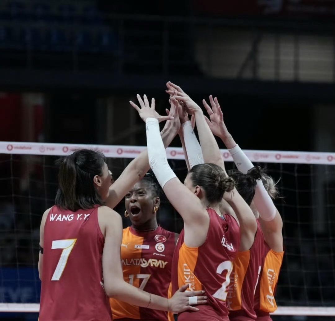 在女排土超第十五轮加拉塔萨雷3-1库泽博鲁的比赛中，王媛媛拦网得分后，队友们再一