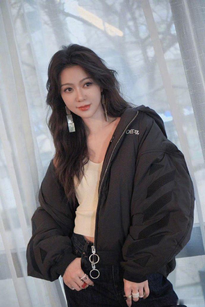 薛凯琪过年45了  站上春晚舞台唱《立春》，粉色系造型衬得她元气满满。岁月好像在