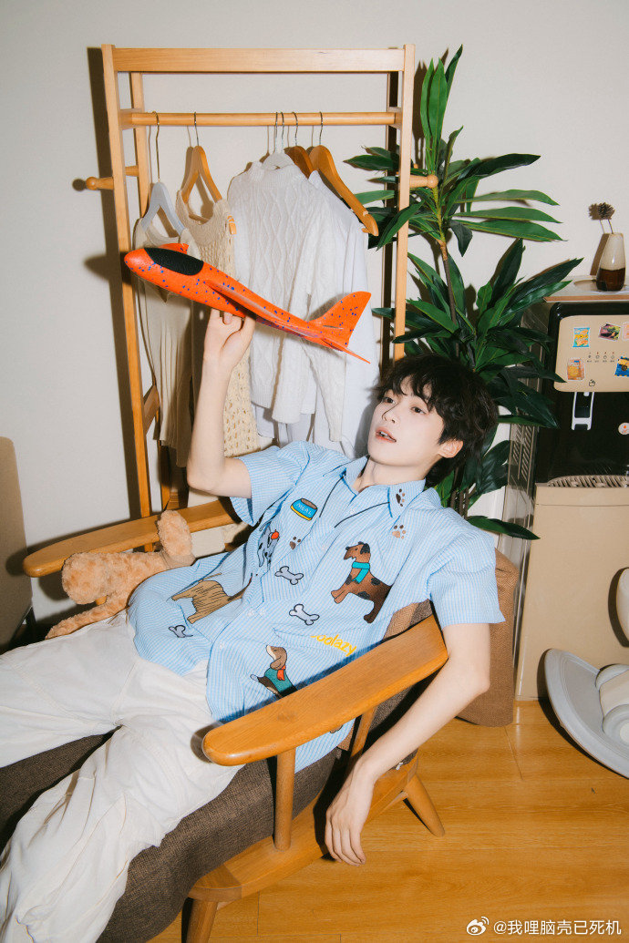 梓渝新歌拥抱你的我将上线 梓渝的23岁生日照 梓渝的23岁生日照，是新歌拥抱你的