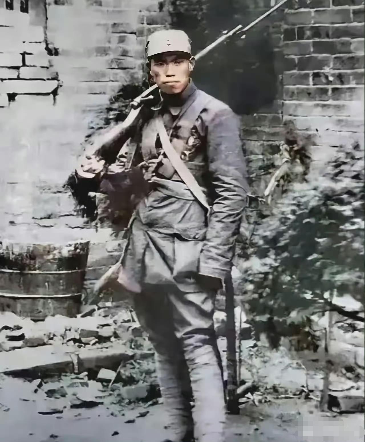 这张照片背后，是一位“铁打”虎将的传奇人生，正是后来大名鼎鼎的梁兴初将军。照片拍