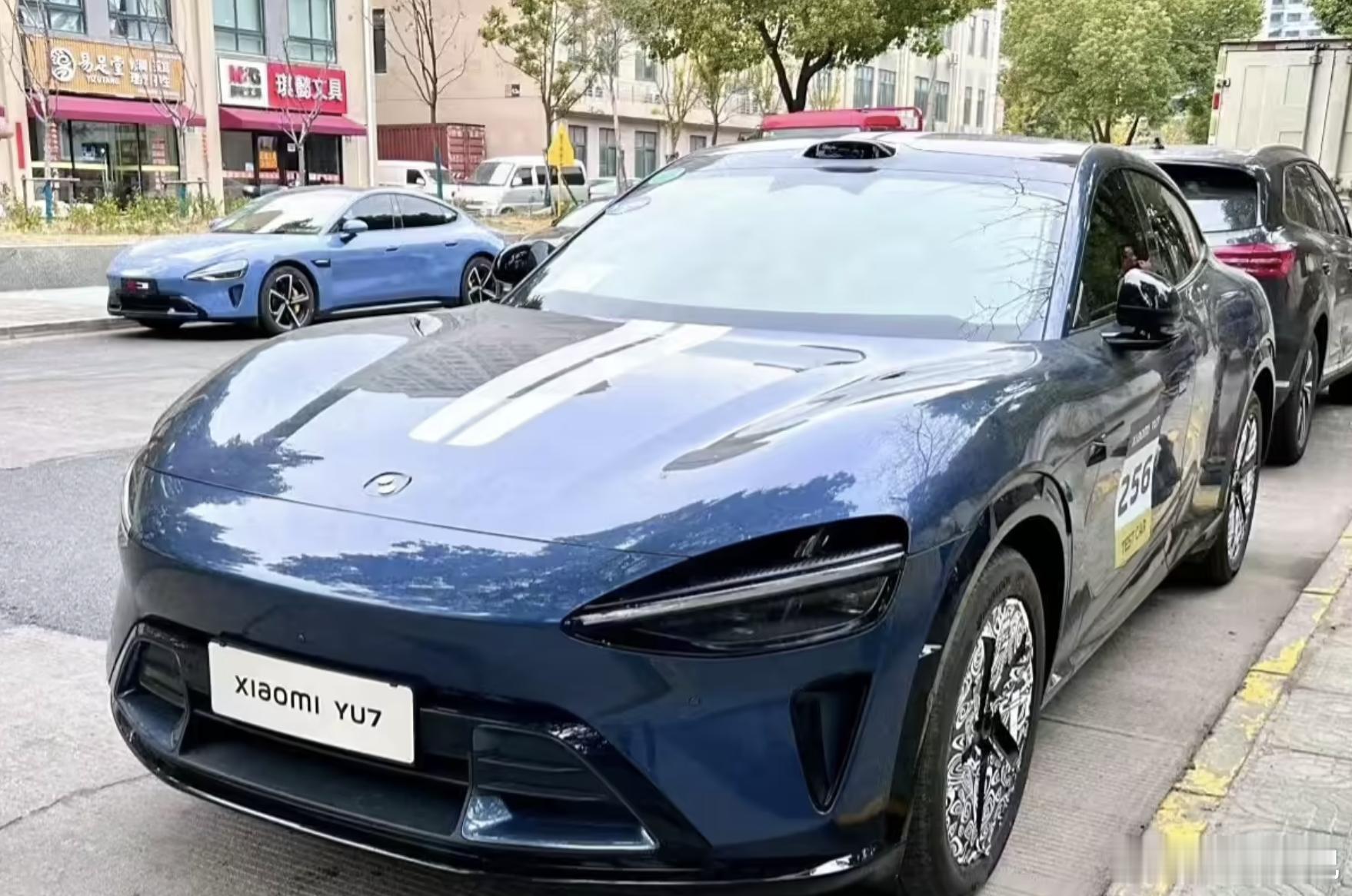 小米 YU7 路人视角实拍，隔壁剪辑小哥说设计远远不如他的 Model Y[可爱