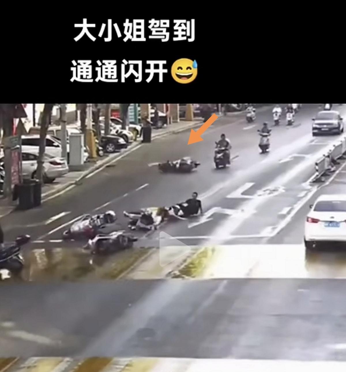 这是什么原因造成的？一辆电瓶车为了让路摔倒，还好理解。在没有任何接触的情况下，后