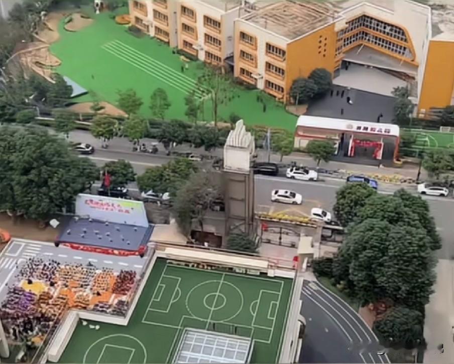 女子分享了家门口的两所幼儿园，面对面建立。一家有球场，另一家没有。一家外面空荡荡