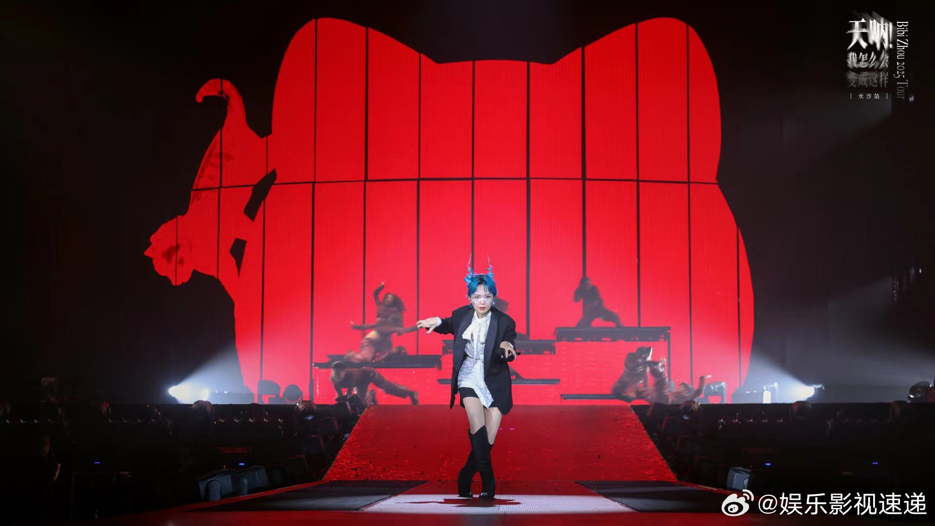 周笔畅演唱会时空碎片竟然是枕头 谁说演唱会只能听歌？周笔畅把枕头变成时光碎片玩互