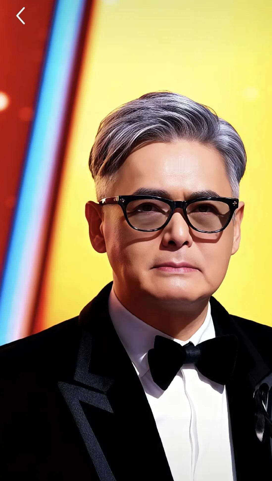 有钱果然能冻龄！
70岁周润发领奖直接惊掉下巴，
气场甩流量几条街！
 
头发全