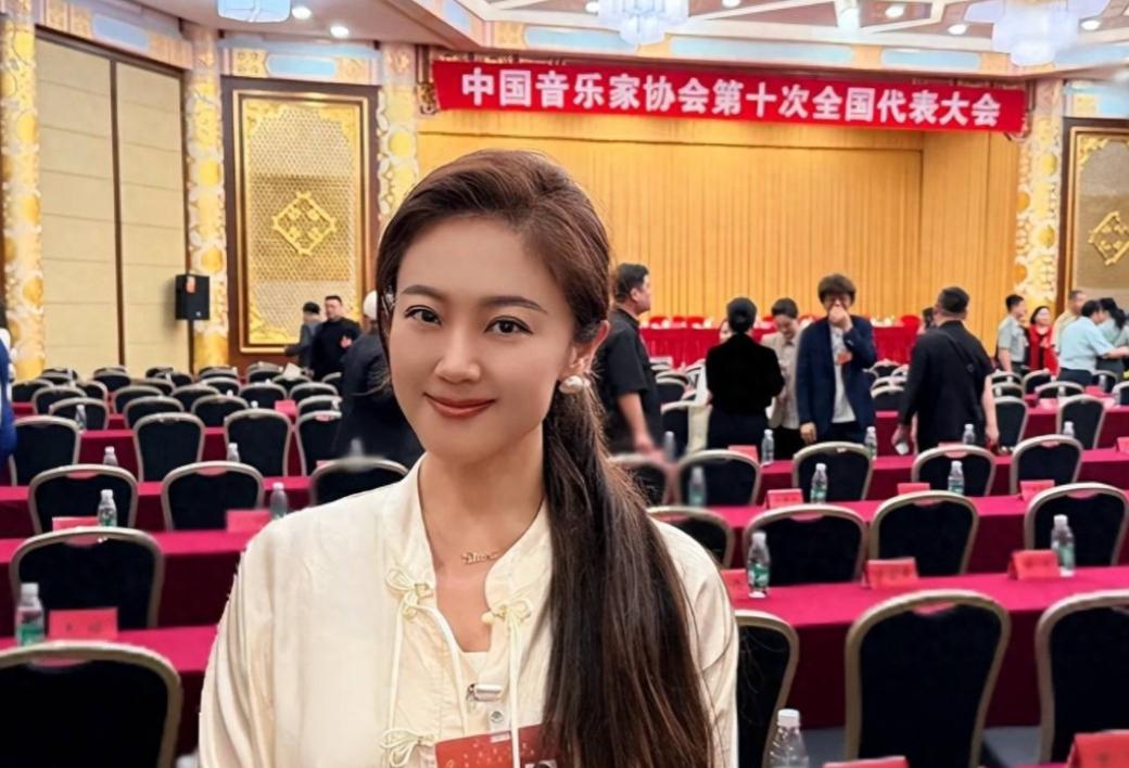 离婚8年，一个成了音协理事，一个被拍到夜市摆摊，人生这道选择题没有标准答案

7