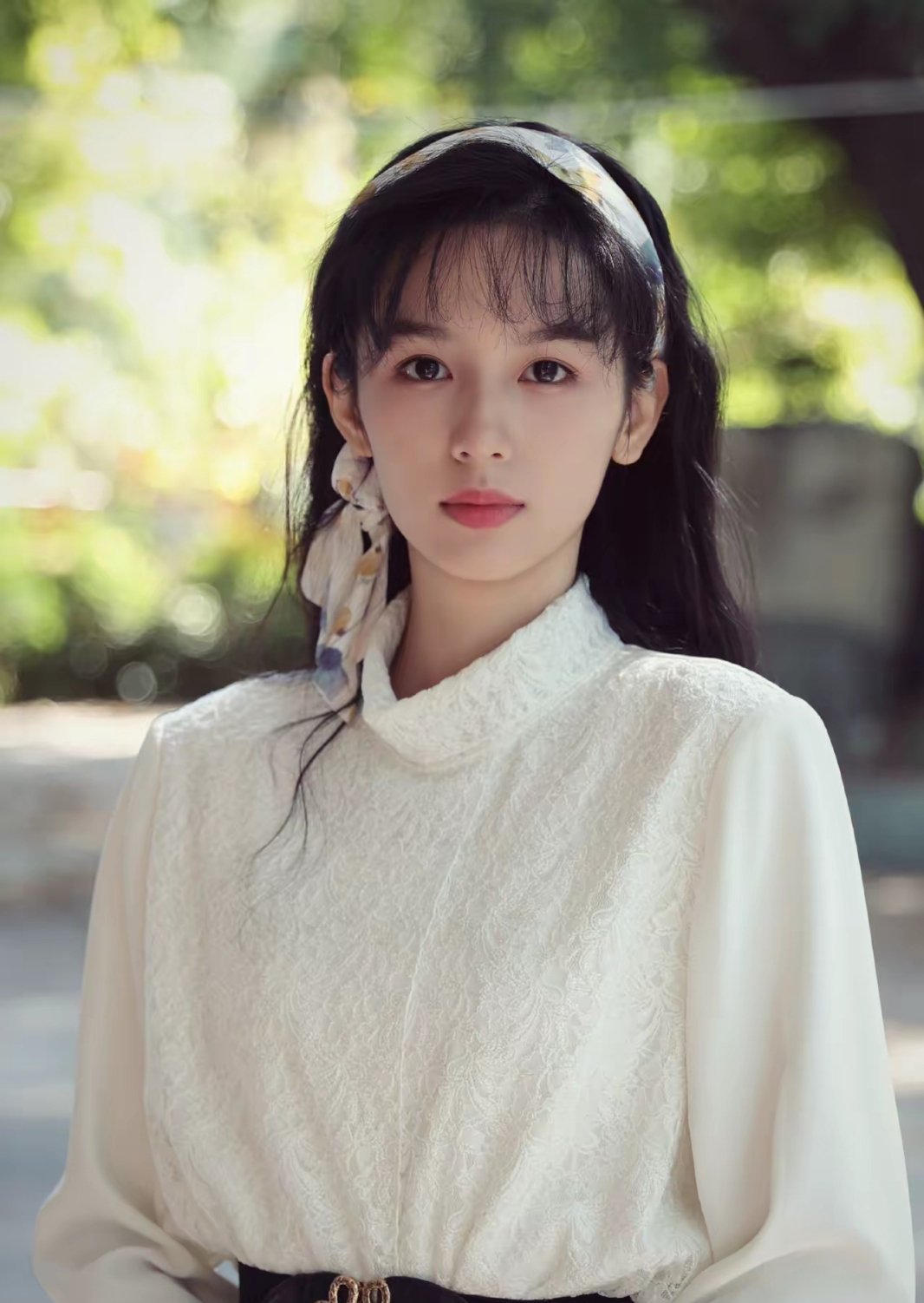 周也演技进步、剧作有质感，却因撞上爆剧《逐玉》档期沦为炮灰，毫无水花。 