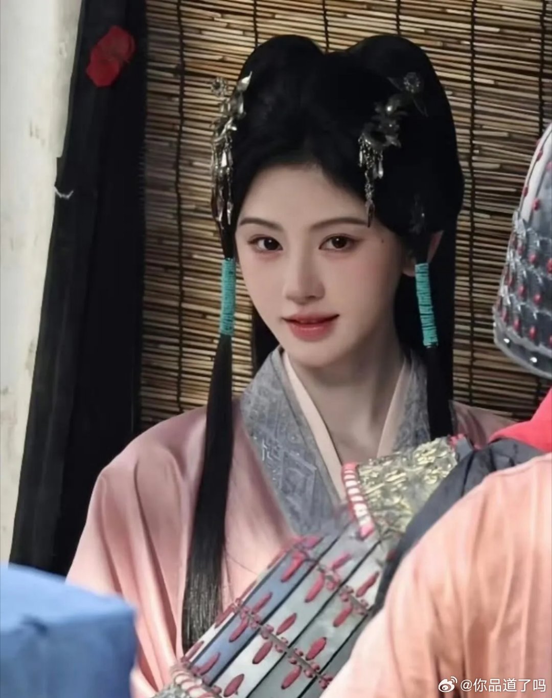 鞠婧祎《万花世界》又出新造型，猫猫头发髻搭配粉色战国袍清新亮眼，古朴衣装衬得气质