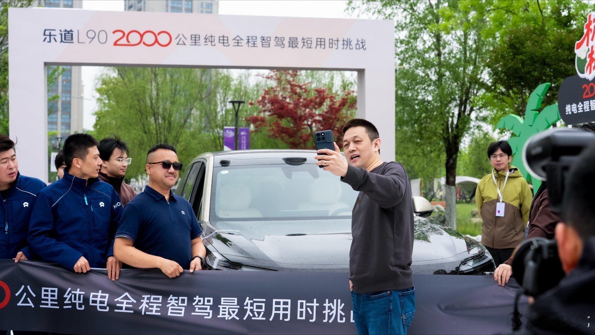 今天下午沙溢、胡可还有斌哥，在杭州城区体验26款乐道L90智能辅助驾驶，沙溢说新