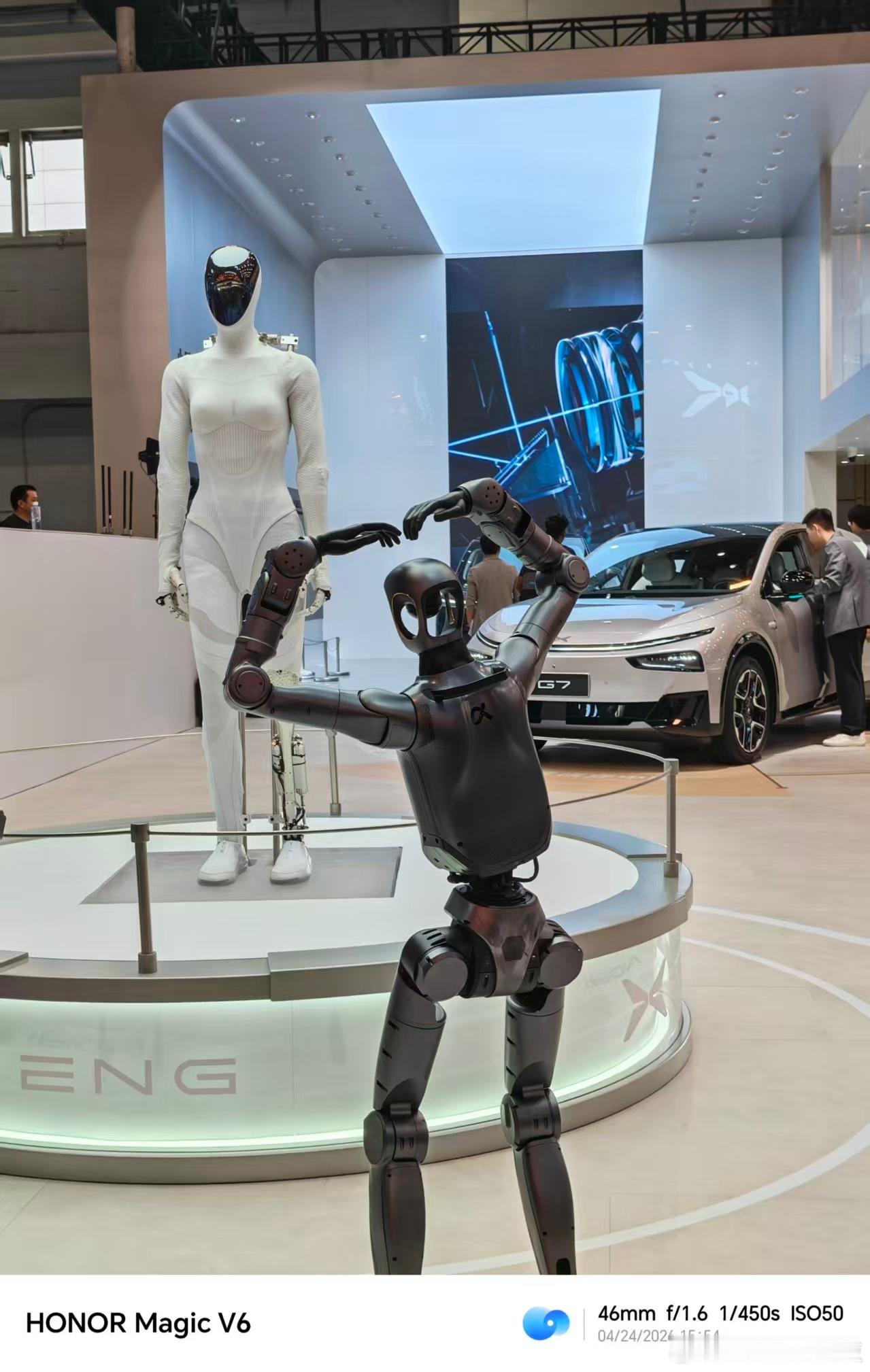 荣耀机器人跑完马拉松又来当车模荣耀机器人夺冠后首次亮相荣耀机器人元气仔，爱心表白