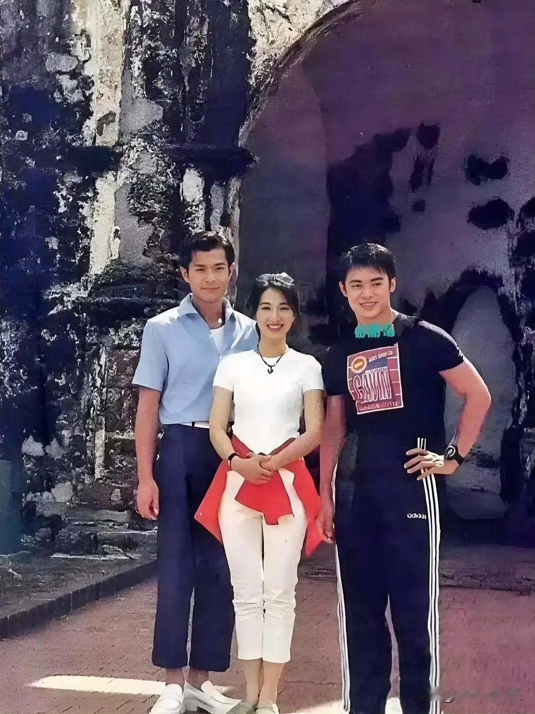 左边是古天乐icon，中间和右的是谁？特别是这位女星有点面熟！真的好美，还看过她
