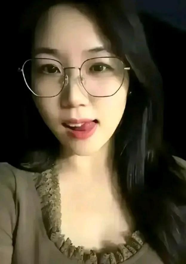 李婷，一个独立居住的剩女，一直依赖外卖生活。直到有一天，她看到了一个话题——“如