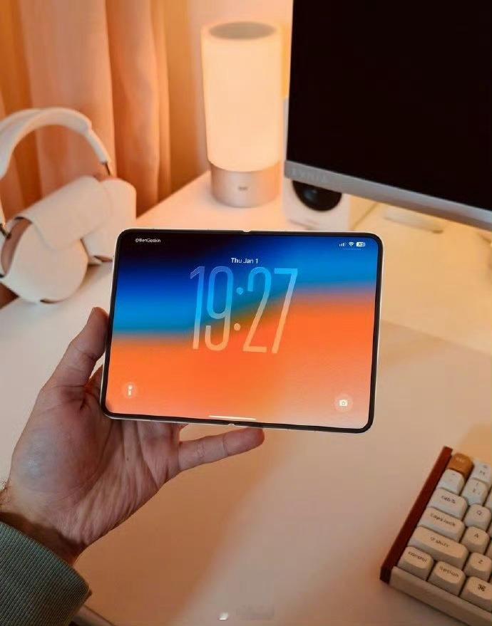 你喜欢折叠屏iPhone还是直屏iPhone？iPhoneFold上手