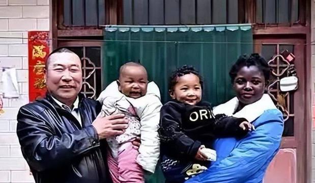 2017年，47岁河南大叔对看着18岁非洲女孩笑着说：“跟我回家做我的老婆吧？”