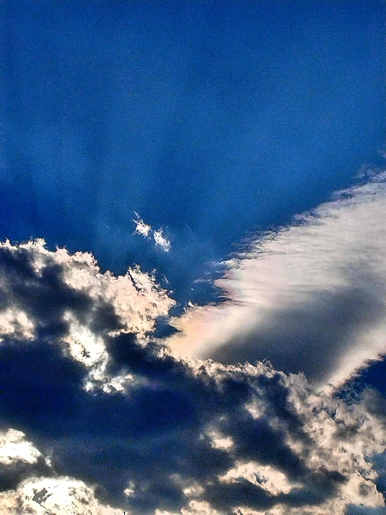 云卷云舒，天空的诗意天空，总是藏着无尽的惊喜。在某个慵懒的午后，我漫步在乡间小道