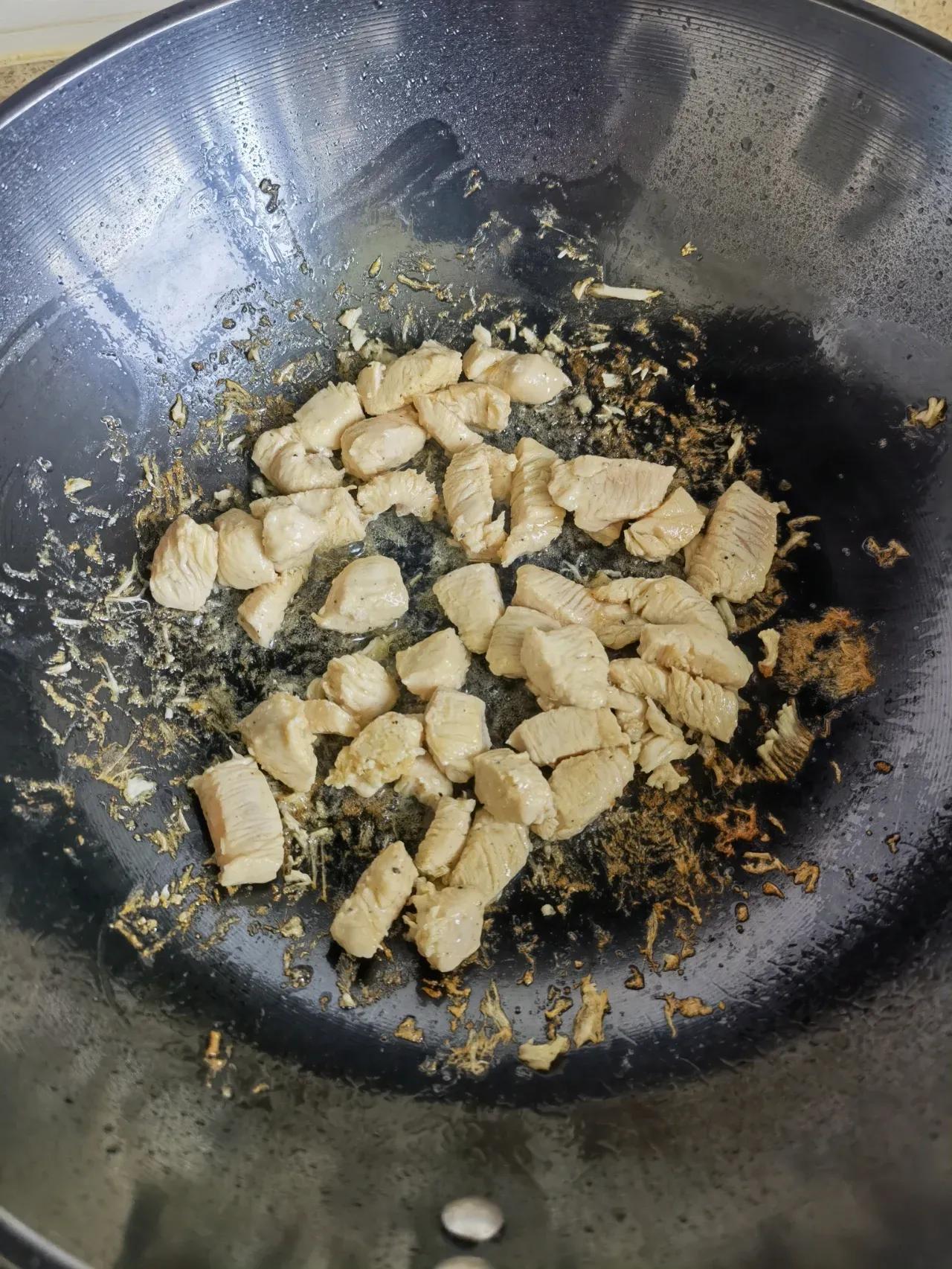 为何现在的猪肉一炒就粘锅，而以前的猪肉却不会粘锅？
应该不是锅的问题或者做法的问