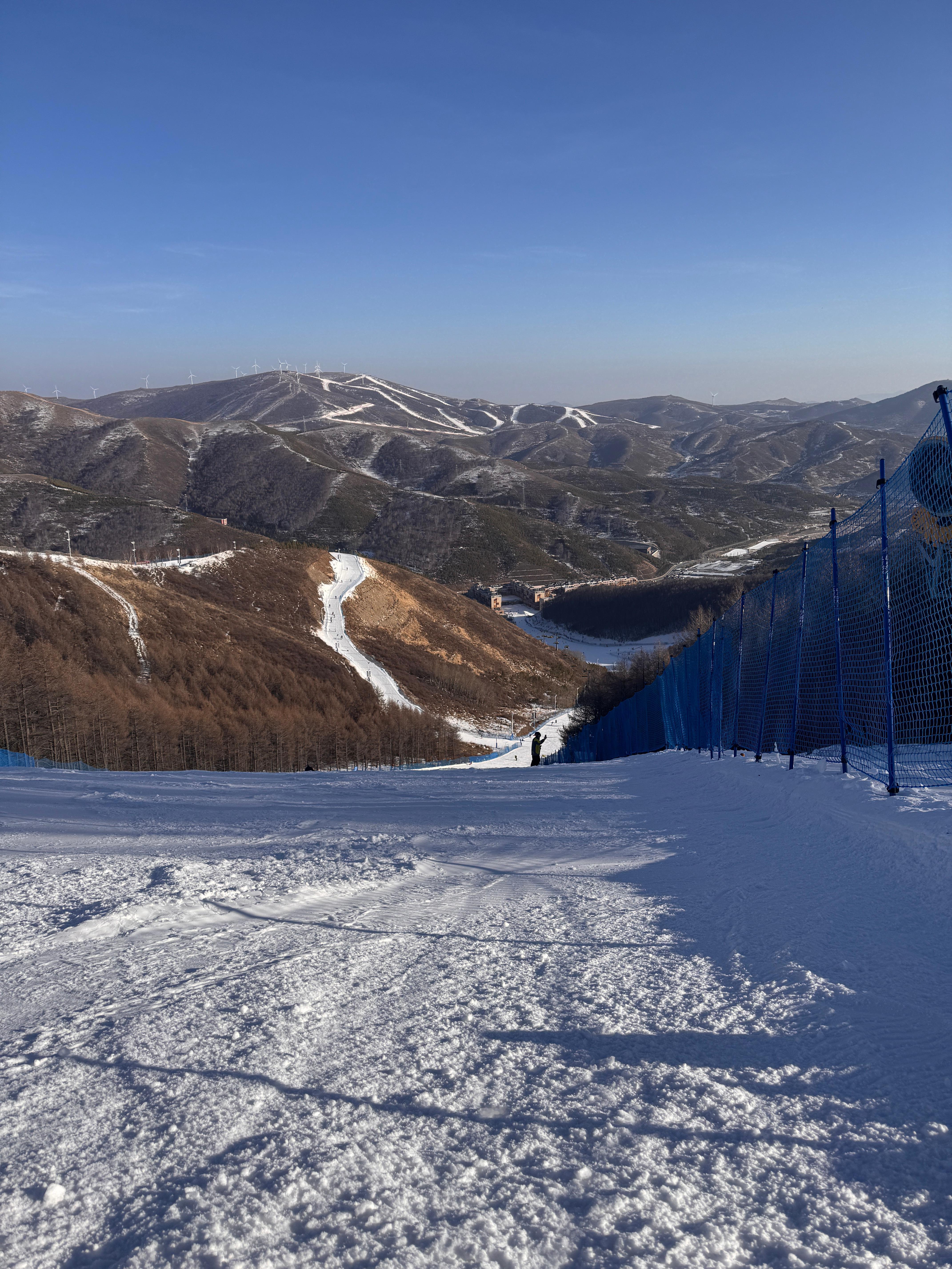 我昨晚滑雪其实差点儿出事故，因为我笨手笨脚穿鞋时没踩住，一个走神儿，板子就滑出围