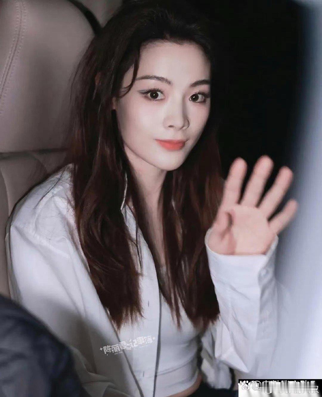 陈丽君真的很怀旧，连她的化妆盒都是小时候的Hello Kitty铅笔盒 ​​​