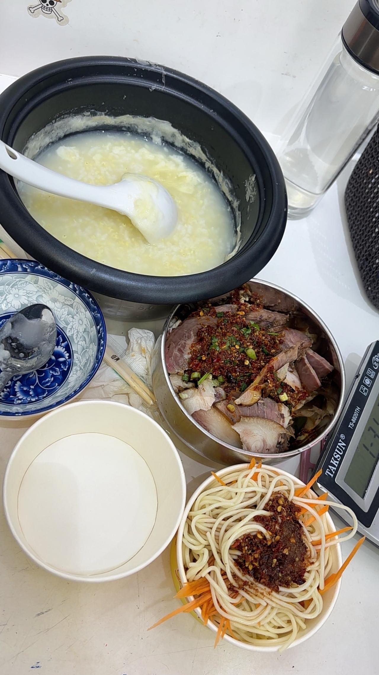 以后我也有人陪着我一起吃午饭了，羡慕吧