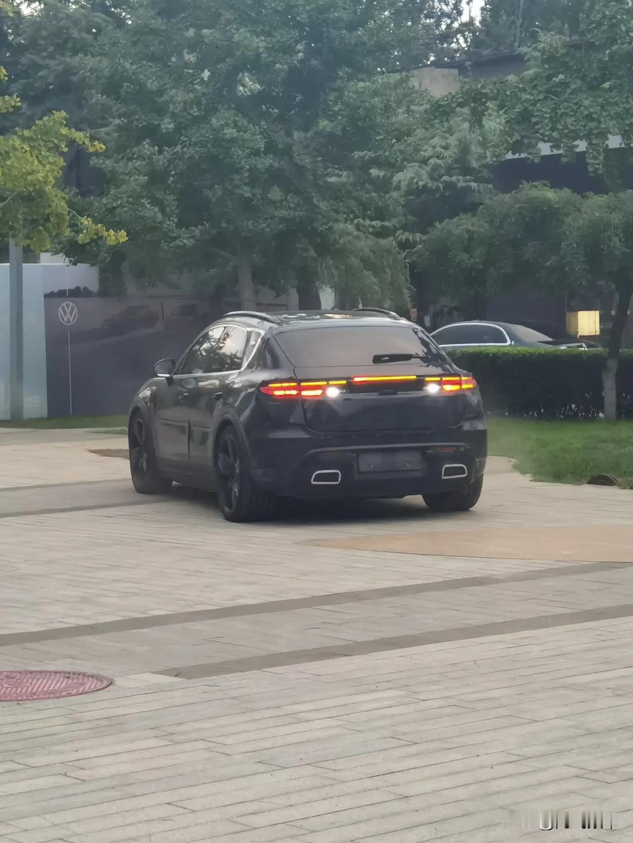 北京路边偶遇了一辆没见过的车，长得好像比亚迪，谁知道是不是新款呀？#豪车也爱接地