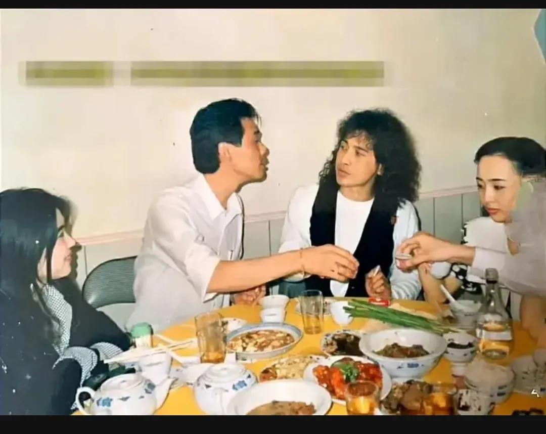 1993年，深圳，齐秦来到这座城市举办了一场演唱会，在演唱会结束后，他的朋友们邀