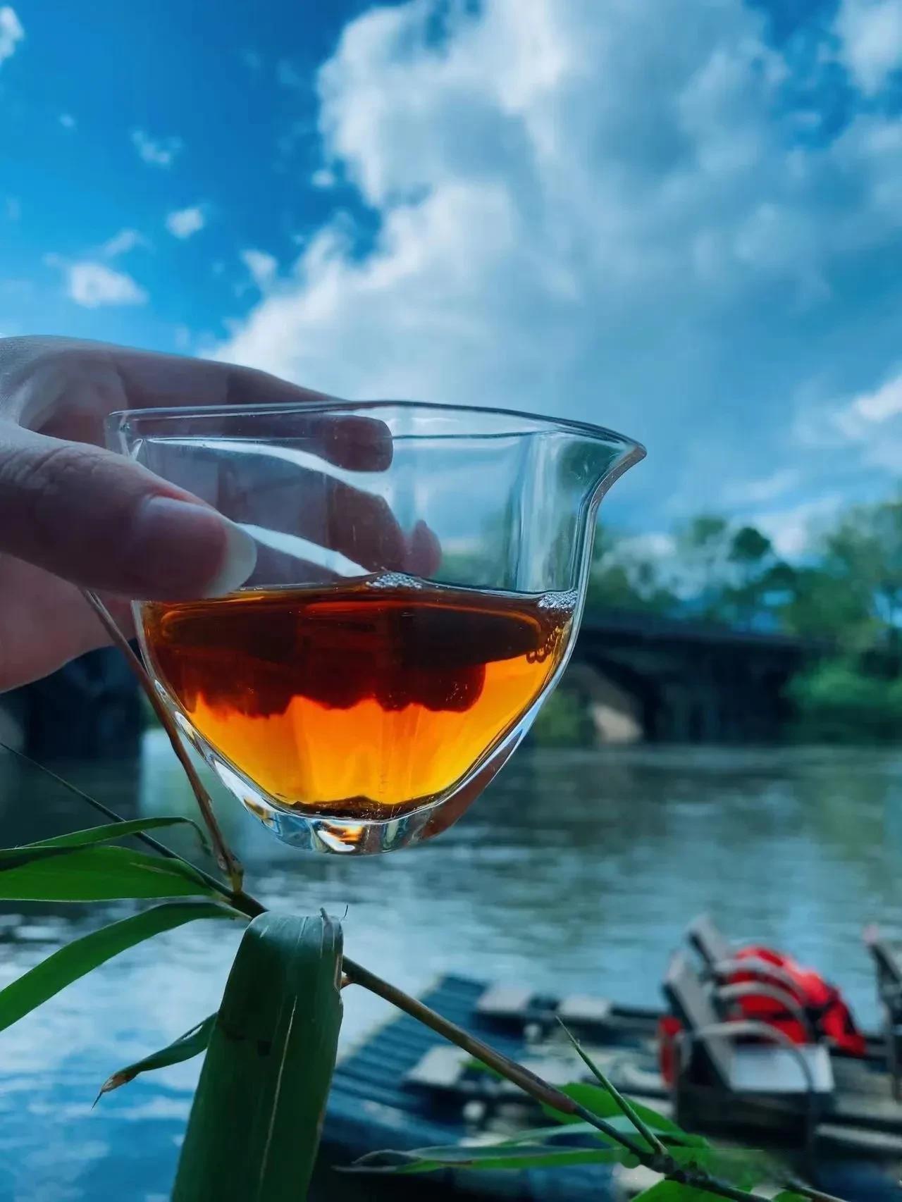 下联：餐风饮露亦生活。