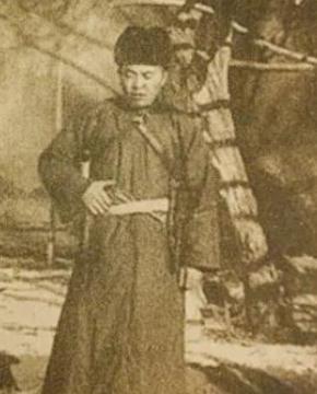 1932年，土匪张海天向鬼子投降，还特意设宴款待。然而夜深人静之时，土匪率部奋勇