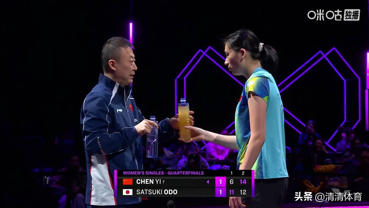 wtt重庆冠军赛女单1/4决赛，陈熠与大藤莎月正在激战中，首局，大藤莎月11-6