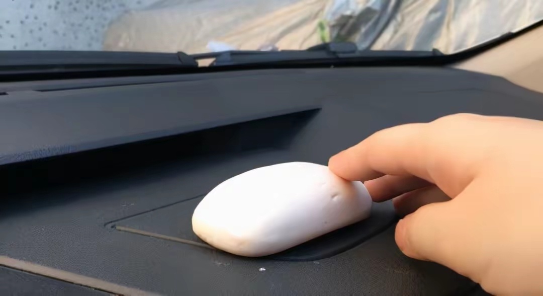 车上放香皂车内放一块肥皂可以去除异味，所以问题来了，车内是放清新剂好呢，还是肥皂