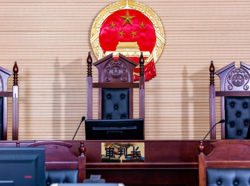 参赛者想赢得高额奖金，主办方想占有参赛费。
成都某女接近中年，参加成都某传媒公司