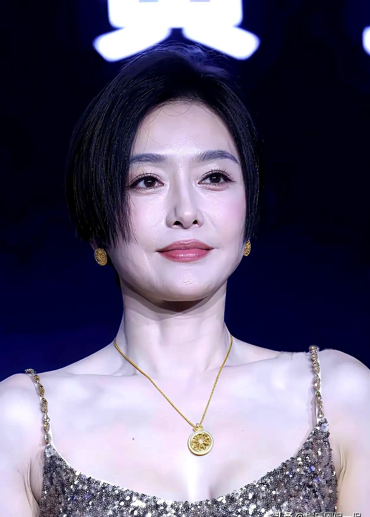 46岁秦岚素颜状态曝光！岁月痕迹真实展现，网友：这才是中年女性的体面模样


秦