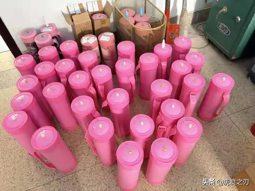 女子深夜开车回家途中电量耗尽，把车停路边，眼神迷离、神情恍惚，路人果断报警……警