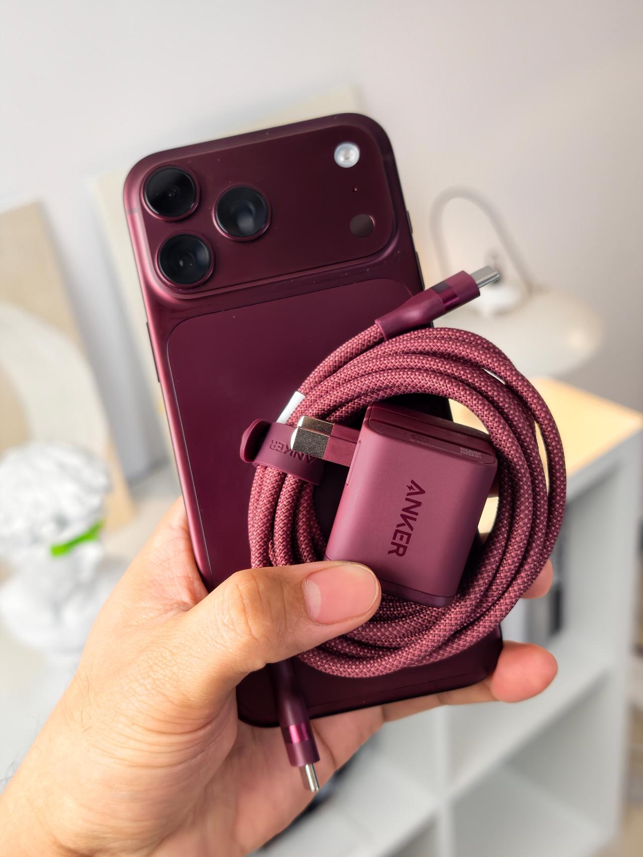 有一说，酒红色的iPhone 18 Pro，配安克酒红色的配件，是真好看！