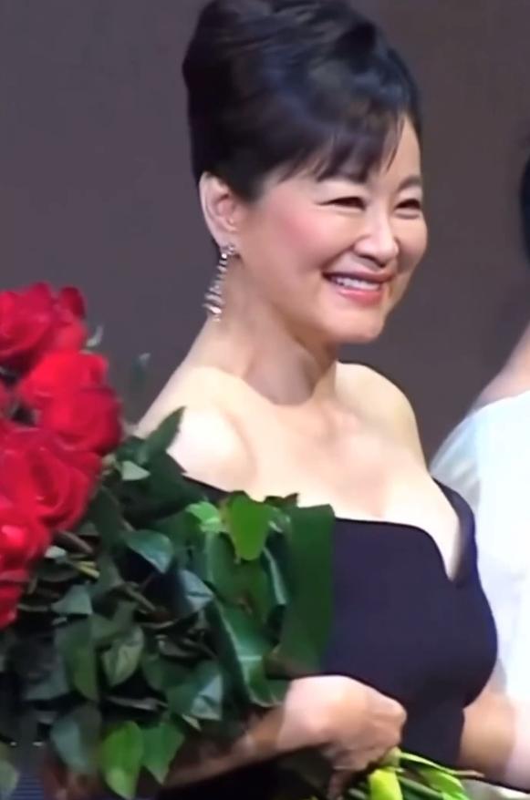 69岁的林青霞还是那么优雅，一袭黑裙搭配挽起的长发，她眼神里的从容比手腕的钻石还