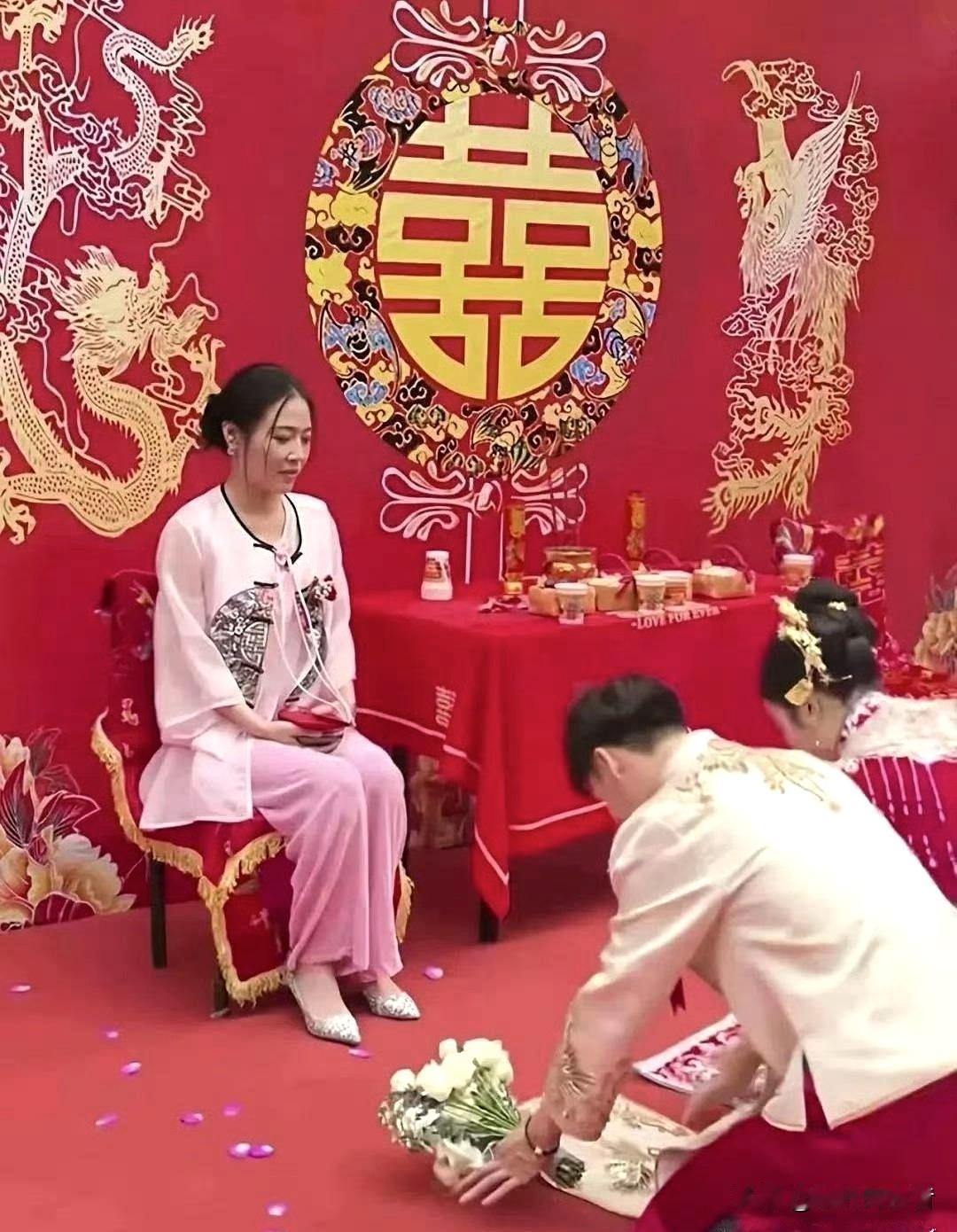 小编说，这新郎的丈母娘，肯定是单身的，要不，女儿大喜的日子，不可能就她一个人来。