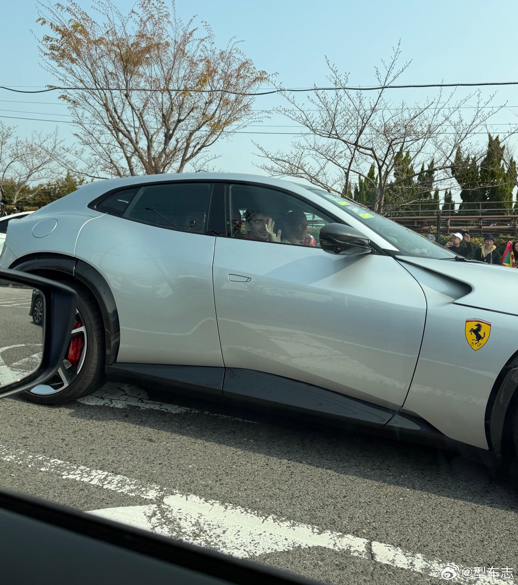 勒克莱尔乘坐小米YU7前往铃鹿赛车场雷军回应新su7首周交付量