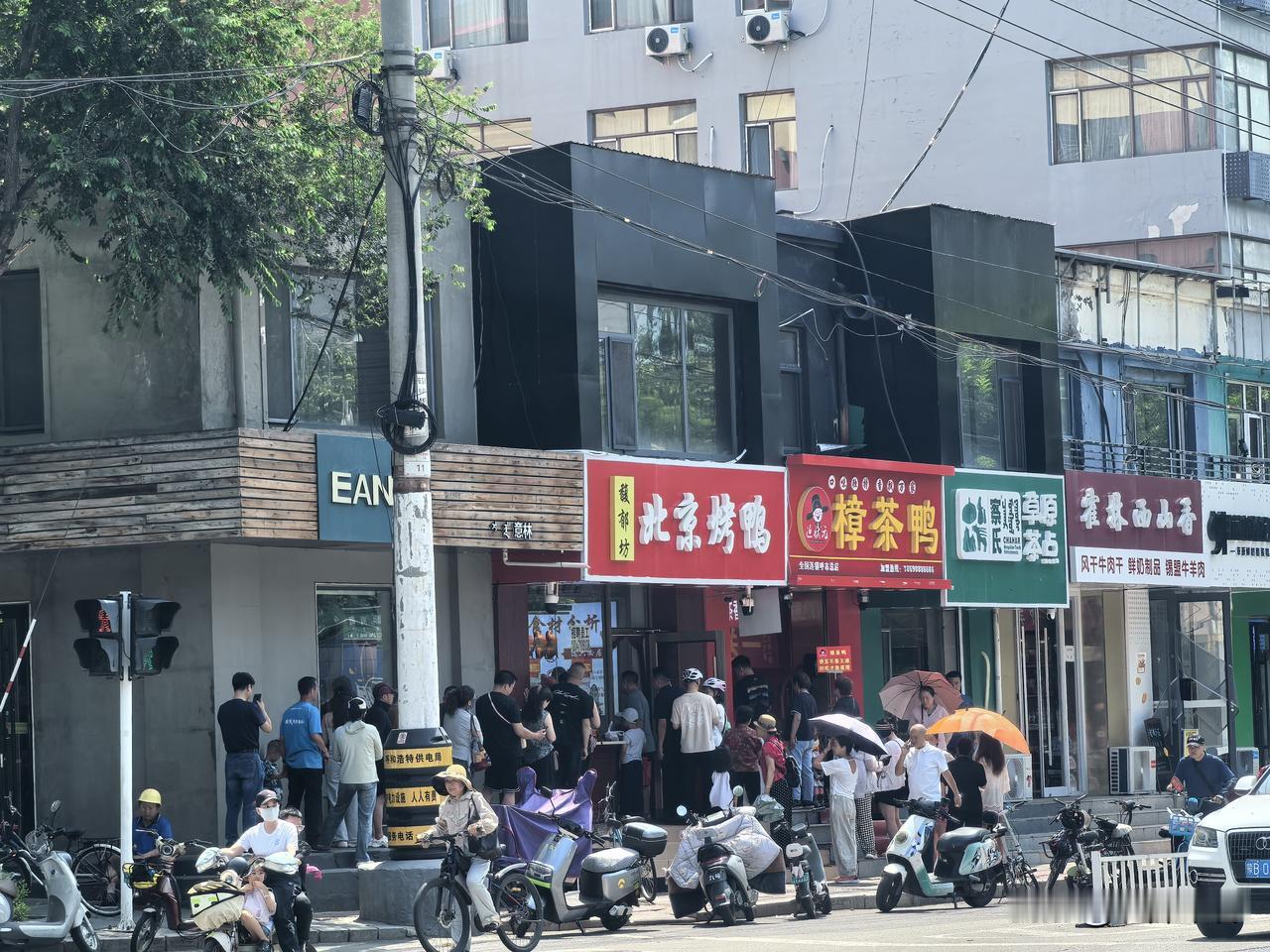 又排队，又排队！今天不吃了。这家老板才会整呢，烤鸭是不错，也会营销。每次他家门口