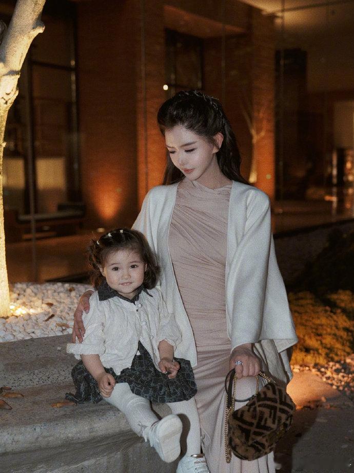 韩安冉拍的曾舜晞宋雨琦韩安冉在活动上拍的曾舜晞宋雨琦，她还与曾舜晞拍了合影，有点