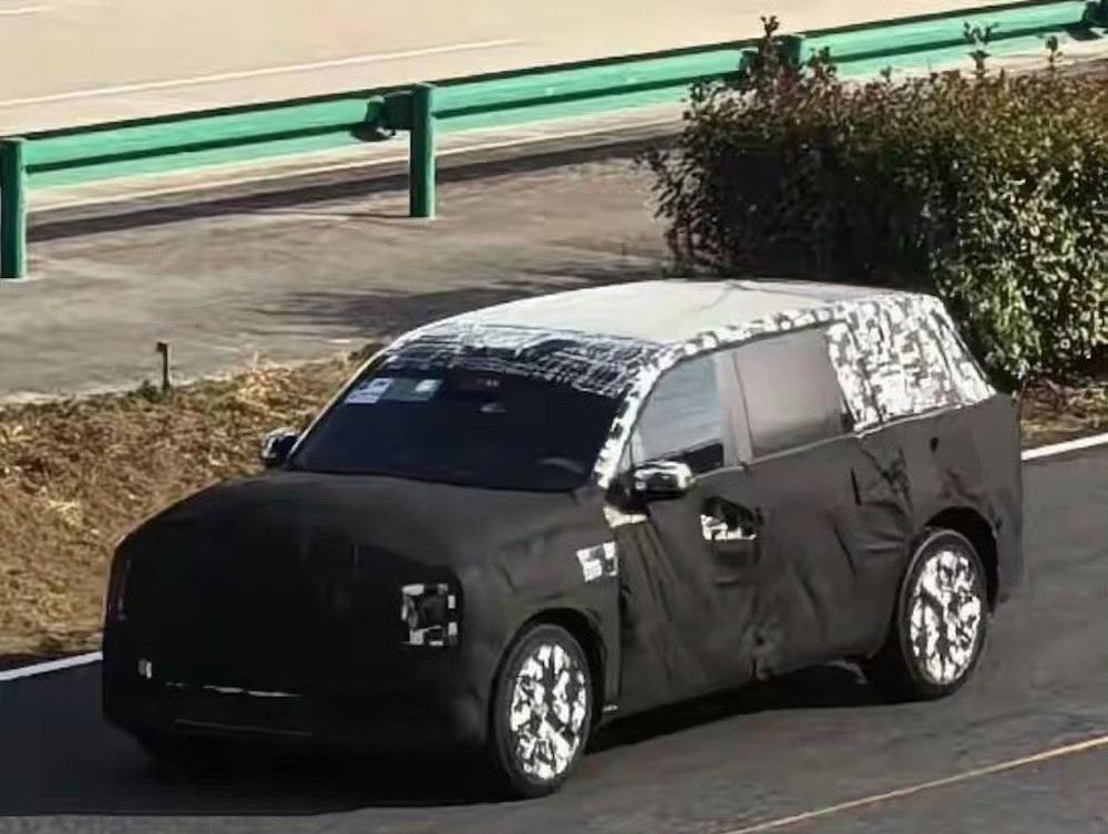 鸿蒙智行又一款超豪新车要来了！疑似尊界SUV谍照曝光。

车东西2月24日消息，