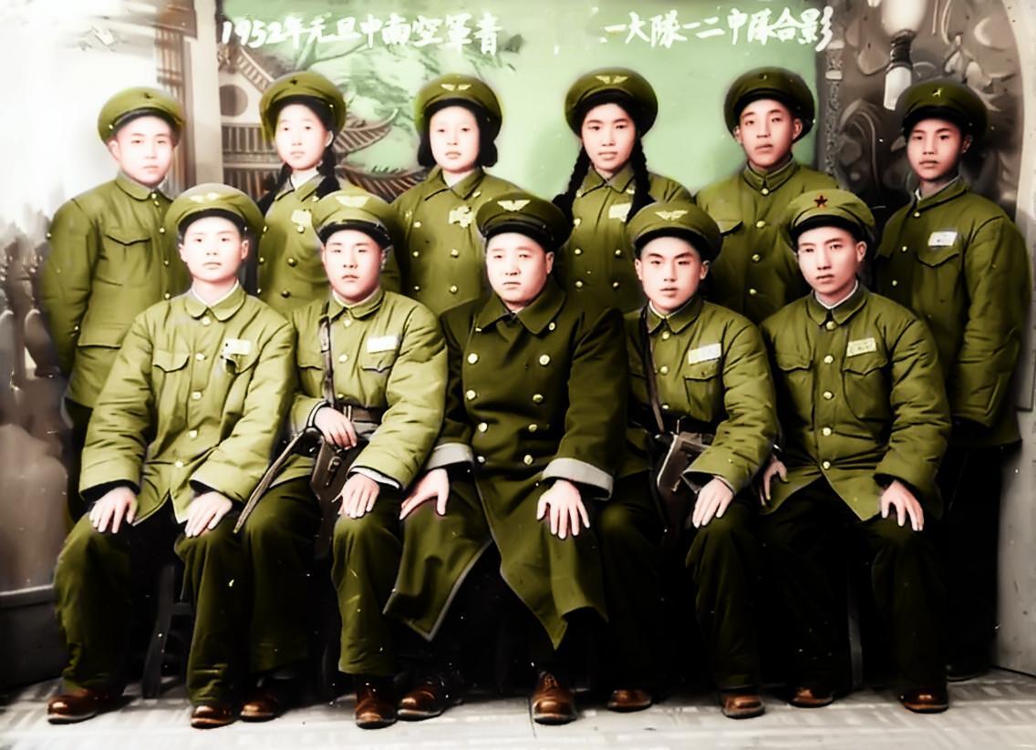1952年元旦，中南军区空军青山部队一大队一二中队的官兵合影。

1950 年 