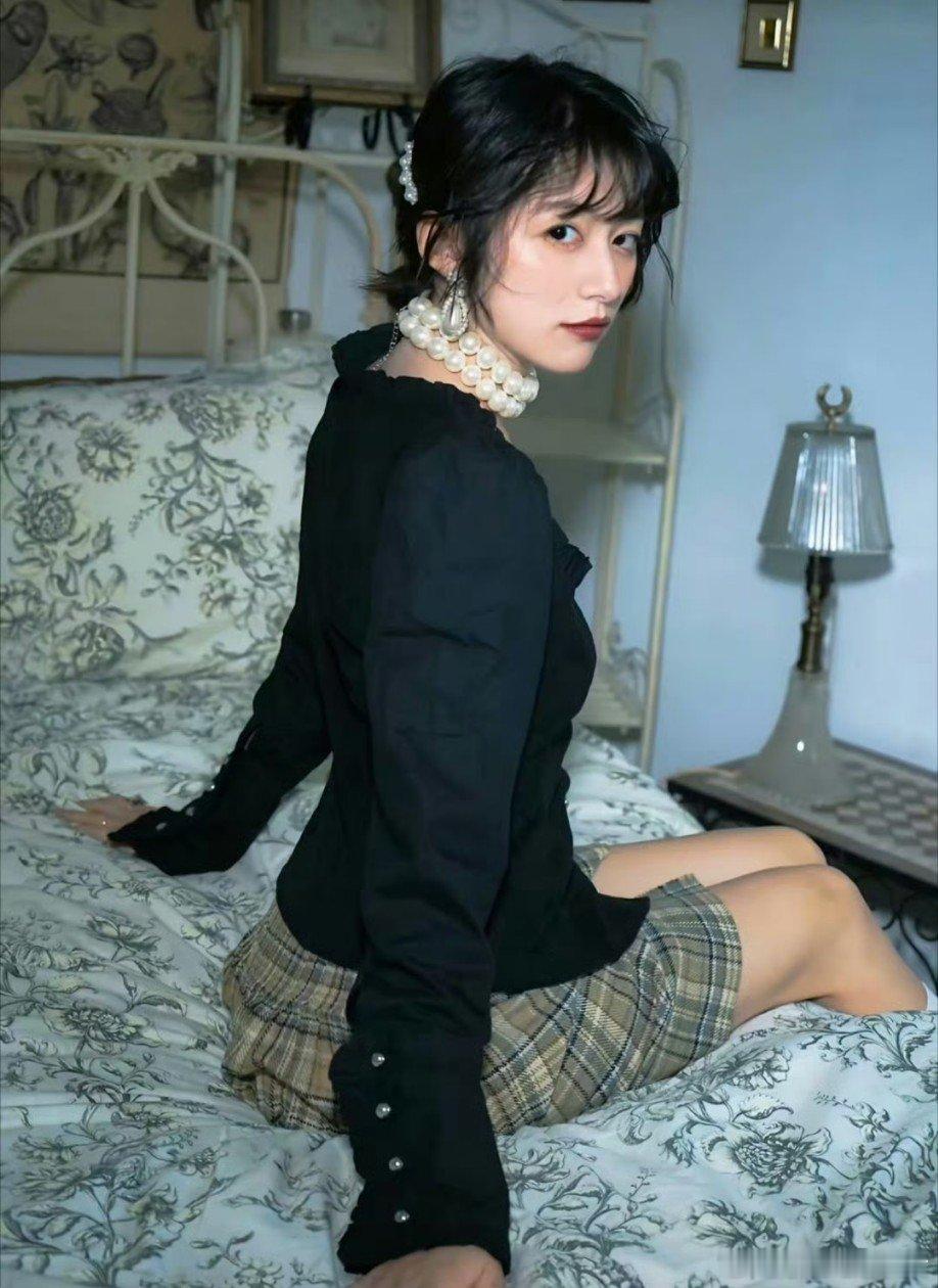 黑尾酱原名陈典黑尾酱本名陈典 黑尾酱的本名是陈典，毕业于解放军艺术学院，和徐璐、