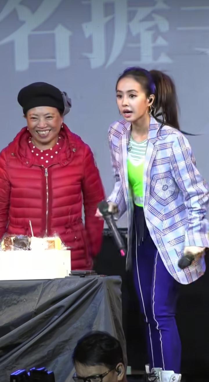 哈哈哈，她妈妈的基因真是优秀，跟咱村口的王大娘一模一样[呲牙] 妈妈真接地气，和