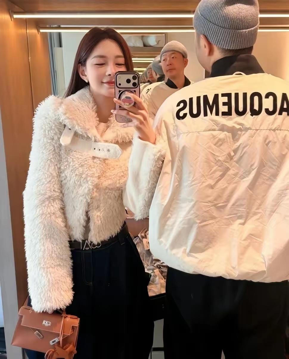 杜海涛与沈梦辰同游德国。沈梦辰愈发靓丽，穿搭时尚。杜海涛亦明显瘦身。