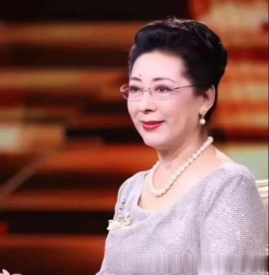 那天晚上，经历了丈夫无数次殴打后，著名歌唱家关牧村再也忍无可忍，看着躲在墙角发抖