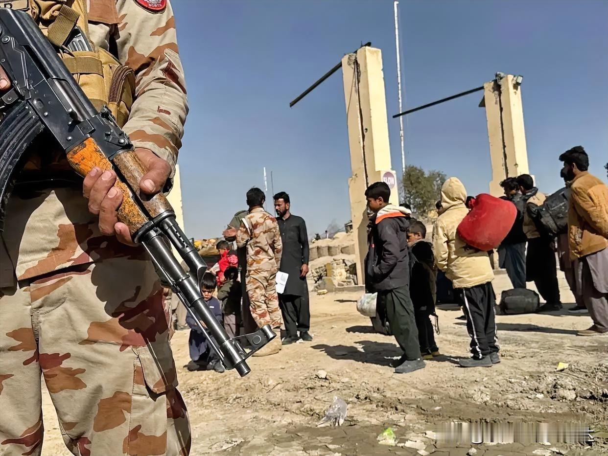 突发！巴基斯坦直接轰炸喀布尔！，两国已进入公开战争。中东再添一把大火，巴基斯坦用