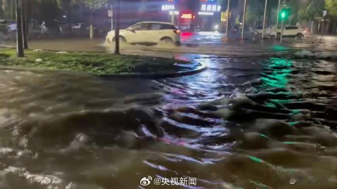 昨天夜里荆州遭遇大暴雨，城区好多路都积了水，今天出门听见一堆老人聊天，开口就是哪
